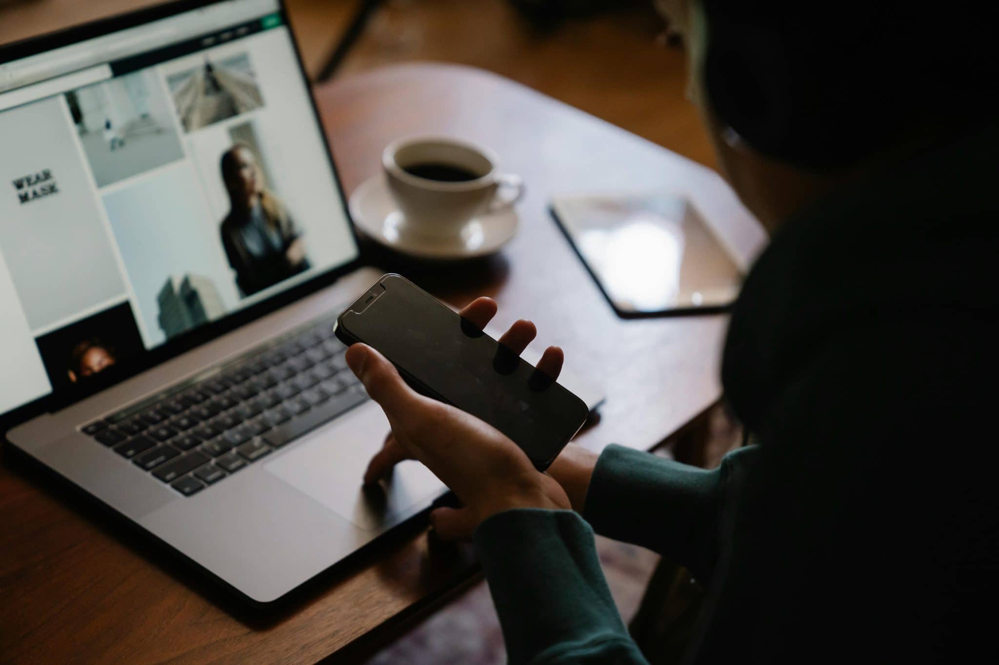 Digital photo frames displaying memories in high resolution