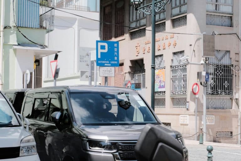 Self-Parking Cars Simplify Tight Urban Spaces